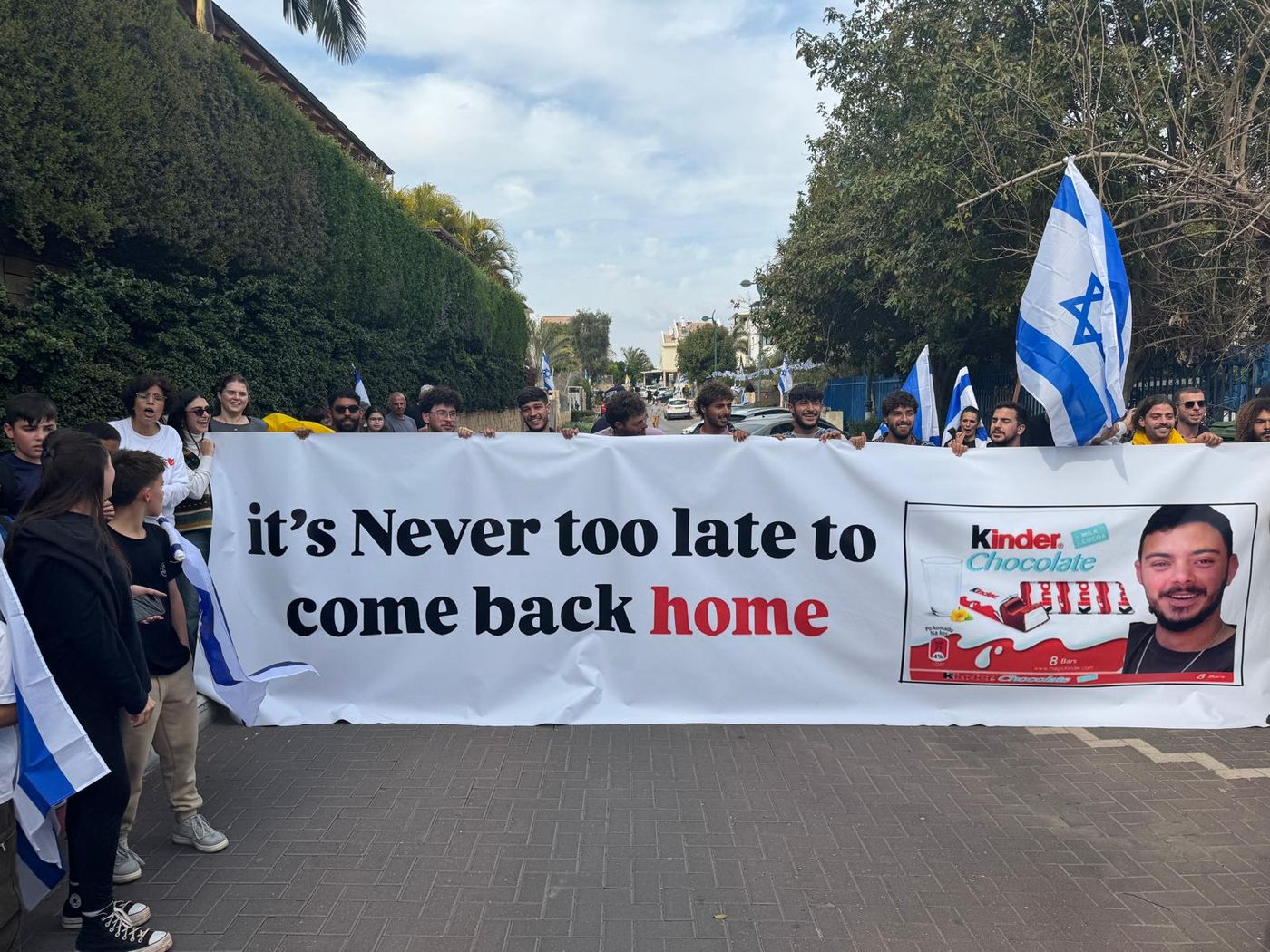 אחרי ששוחרר מבית החולים: עומר ונקרט חזר הביתה | צפו