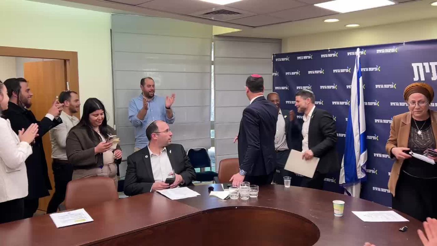 מזל טוב: סמוטריץ' חגג יום הולדת 45 בישיבת הסיעה | צפו