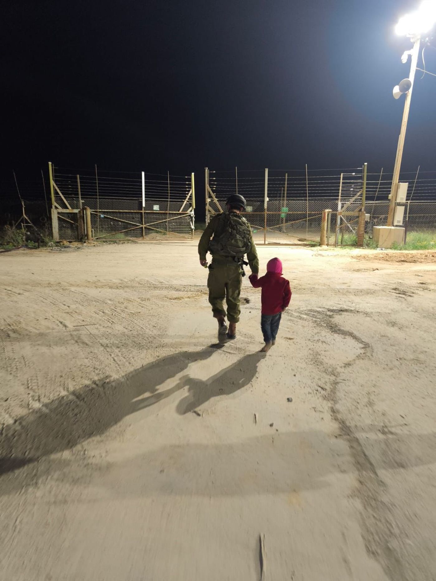 הלוחמים מחזירים את הילד לעזה (דובר צה"ל)