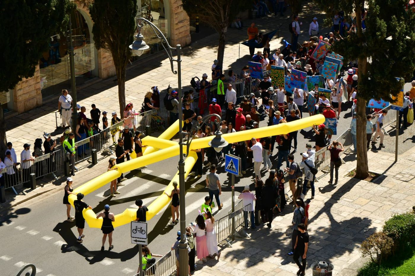 סמל החטופים בתחילת תהלוכת פורים מאוחדים, בשיתוף עיריית ירושלים ותיאטרון הקרון.