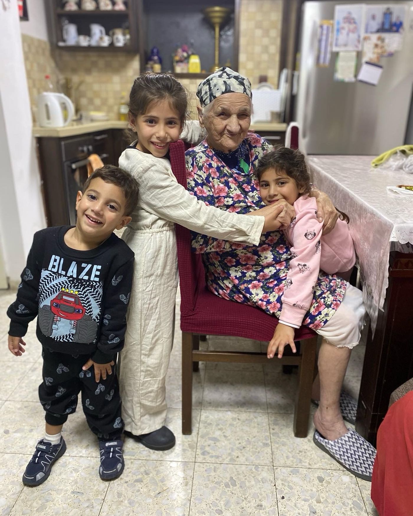 הכל התחיל בזכותה – סבתא של חננאל אוחנה עם ילדיו