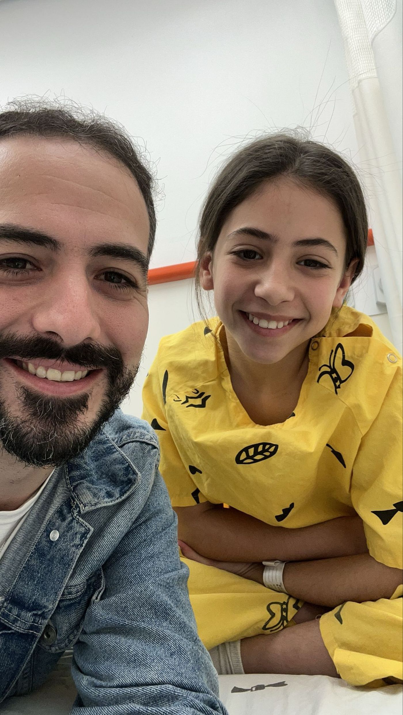 חננאל אוחנה וביתו בבית החולים (צילום באדיבות המשפחה)