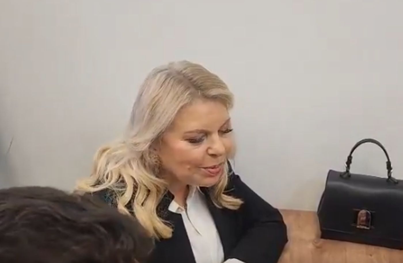 צפו: עימות בין שרה נתניהו לאביעד גליקמן בבית המשפט