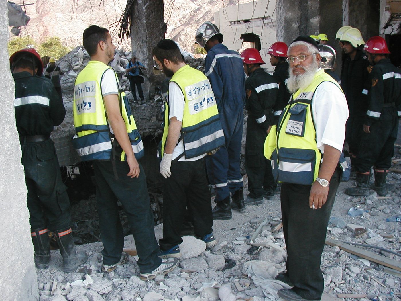 הרב יצחק הלל ז"ל בפעילות למען כבוד המת בפיגוע המשולש בסיני ובטאבה ב7 באוקטובר 2004