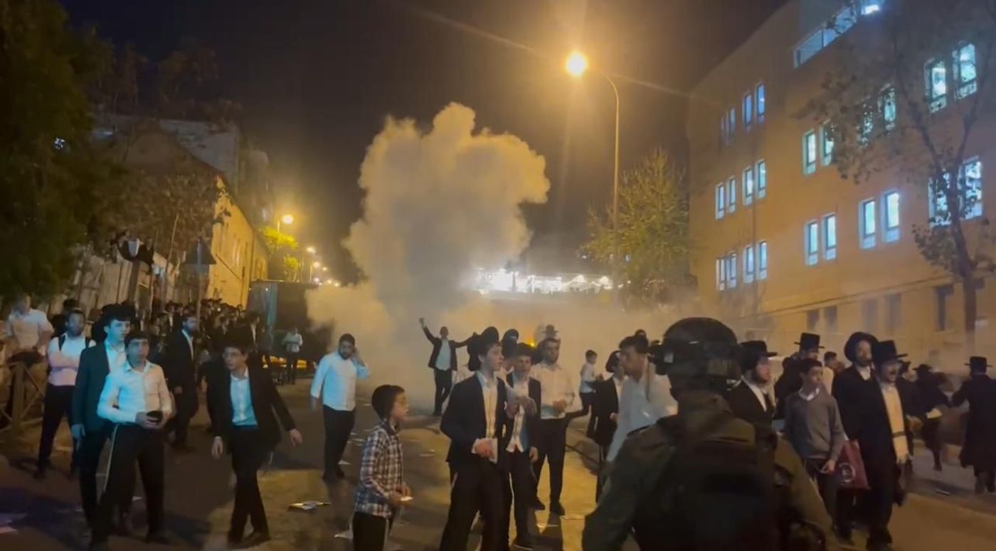 תמרורים נעקרו ושוטרים הותקפו: עימותים בהפגנה נגד הגיוס בי-ם