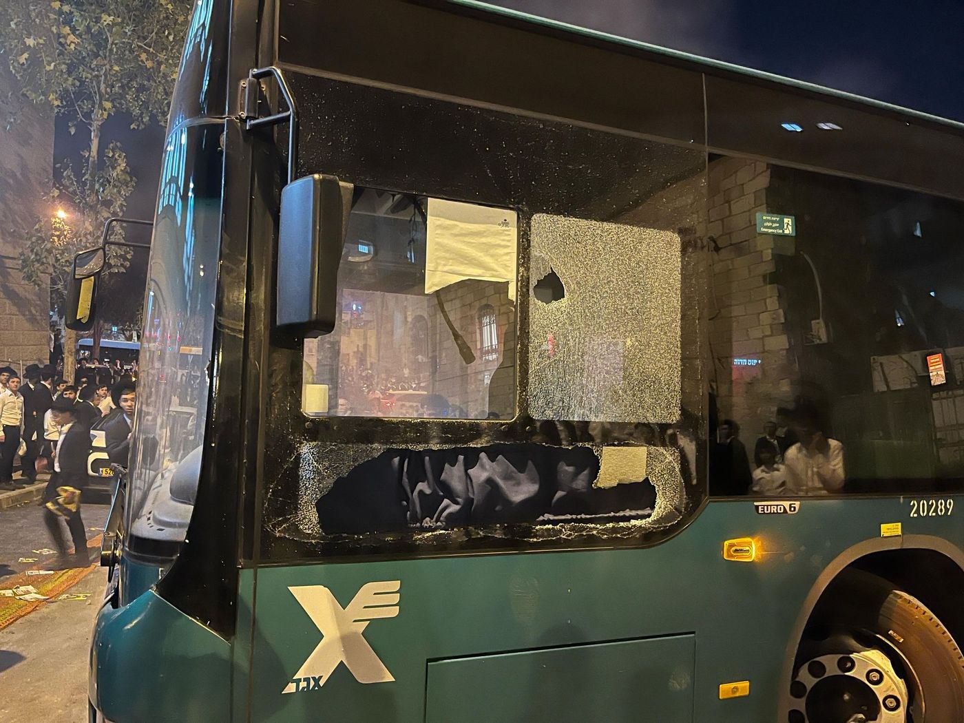 תמרורים נעקרו ושוטרים הותקפו: עימותים בהפגנה נגד הגיוס בי-ם