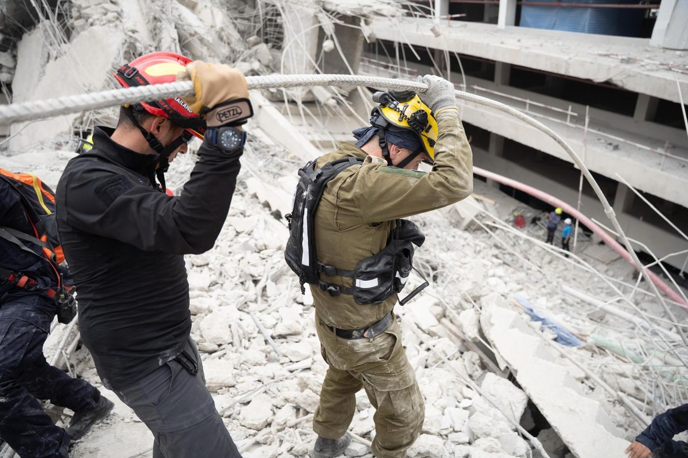משלחת ישראלית יצאה לתאילנד בעקבות רעידת האדמה | צפו בתמונות