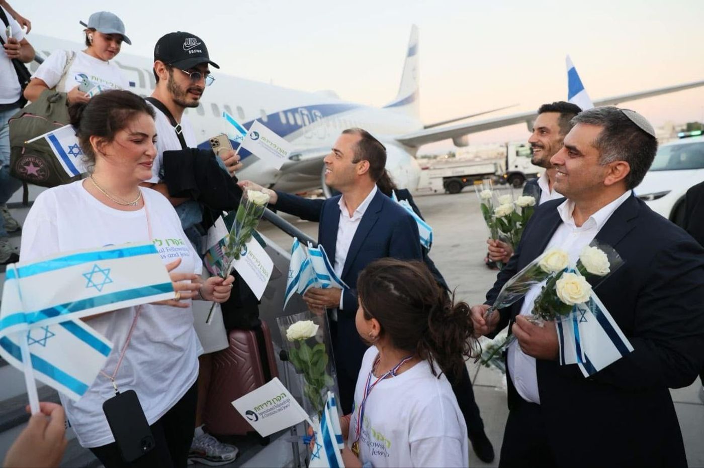 השר אופיר סופר ומנכ"ל המשרד אביחי כהנא מקבלים עולים מצרפת בזמן הירידה מהמטוס בקיץ האחרון.