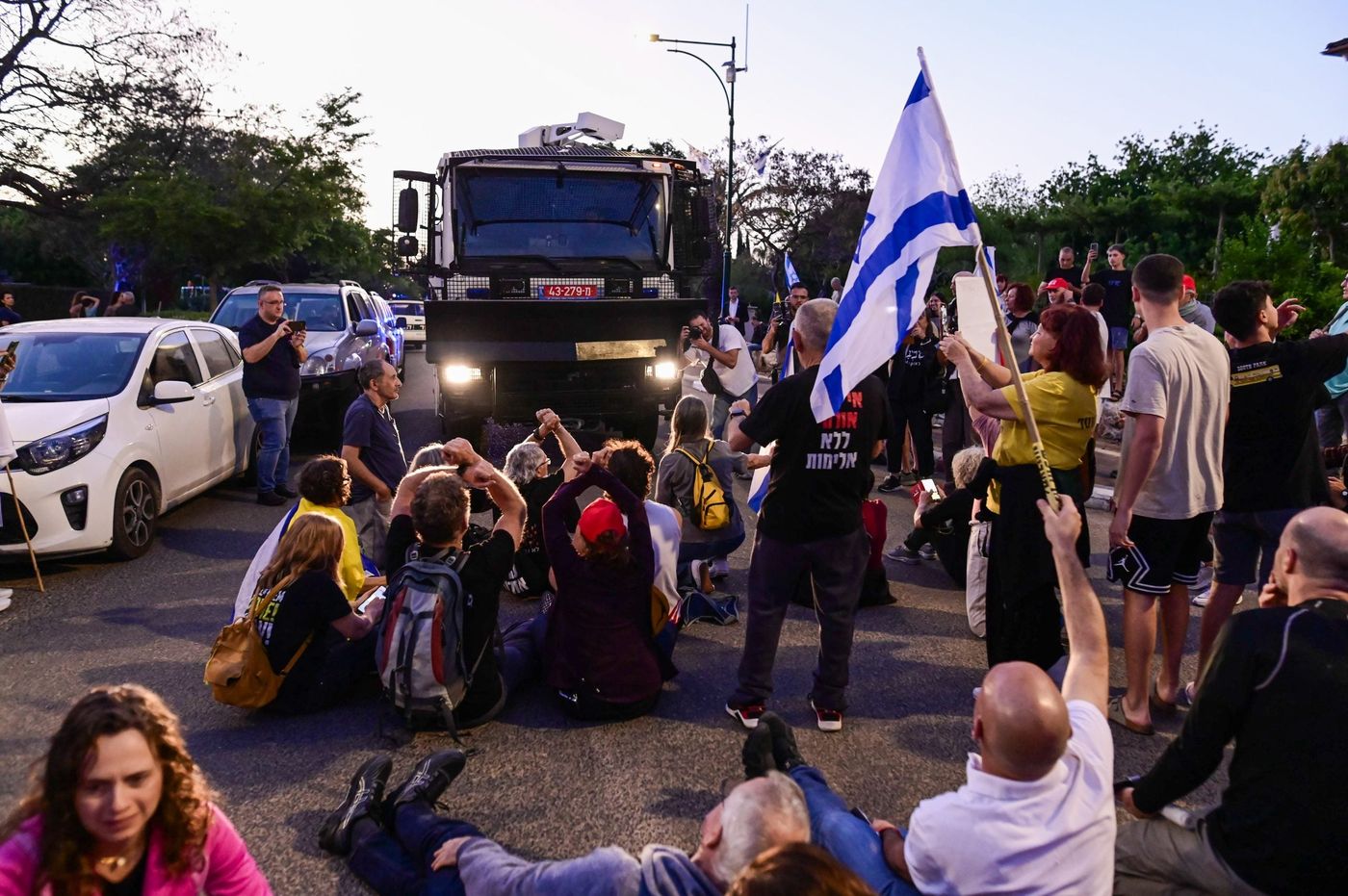 המפגינים חוסמים את הכביש במושב מזור (תומר נויברג/פלאש90)