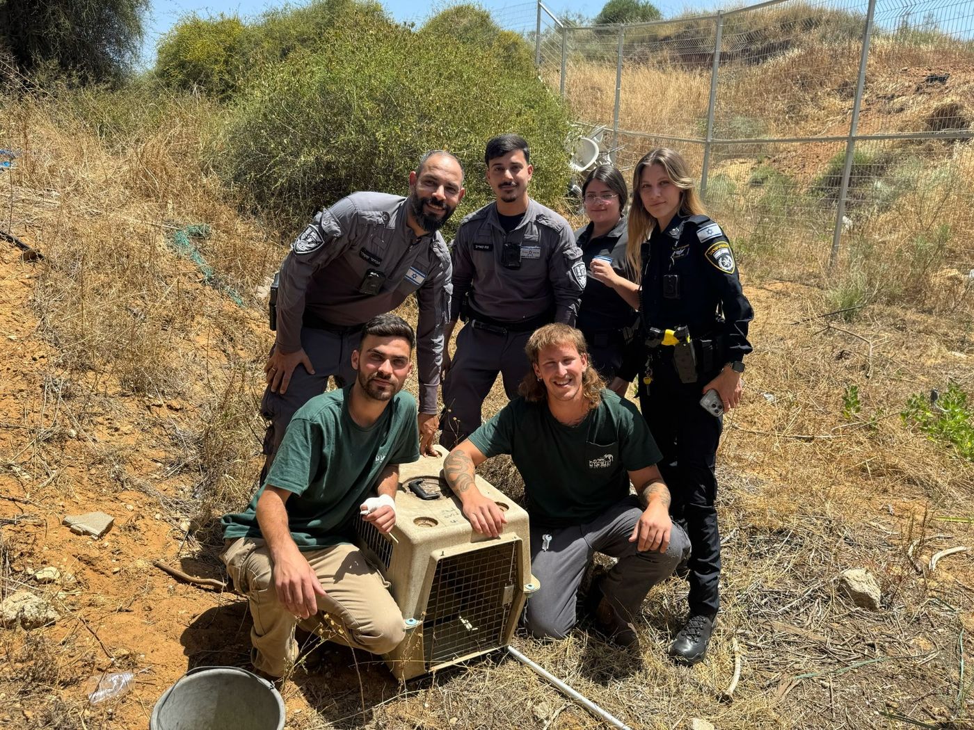 לכידת הקוף ה-34. בתמונות: צוות חי כיף ראשון והשיטור העירוני לאחר הלכידה והקוף בארגז. קרדיט צילום לידור ברמלי