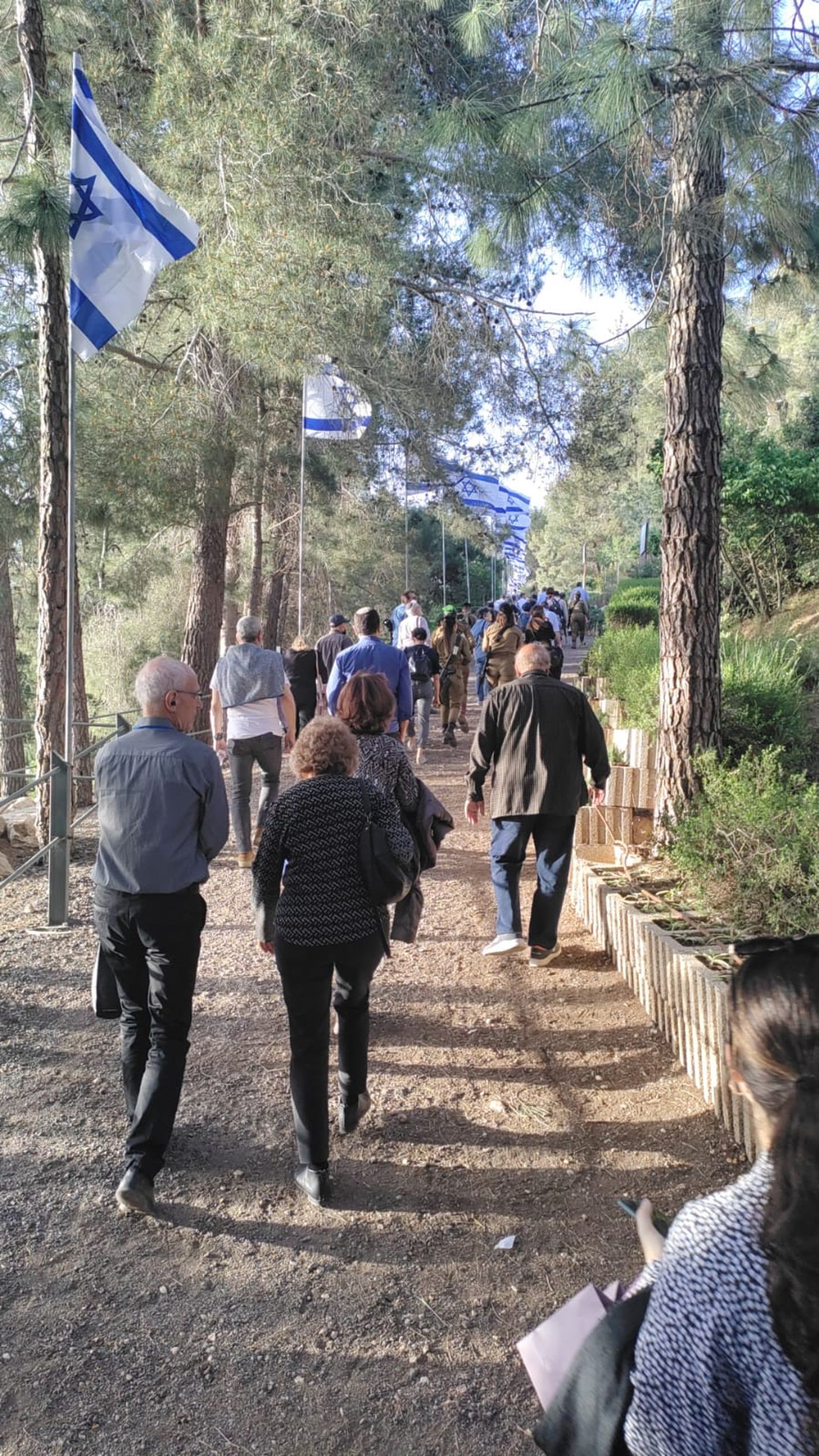 צועדים בשביל הנופלים: שבוע הגבורה מוקדש לנופלי חרבות ברזל