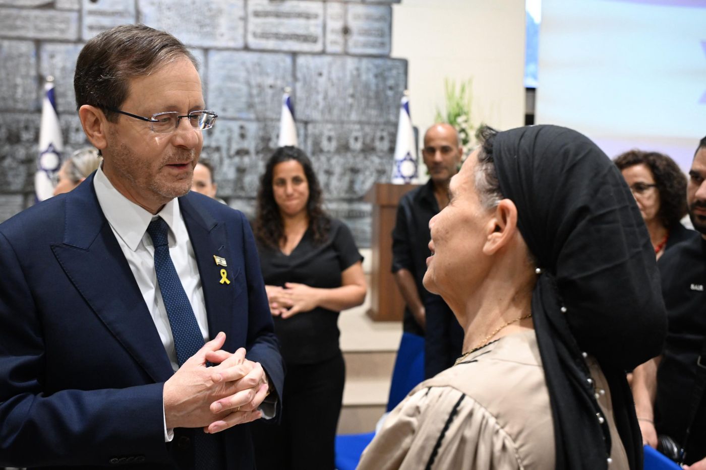 לקראת יום הזיכרון: הרצוג נפגש עם משפחות נפגעי פעולות האיבה