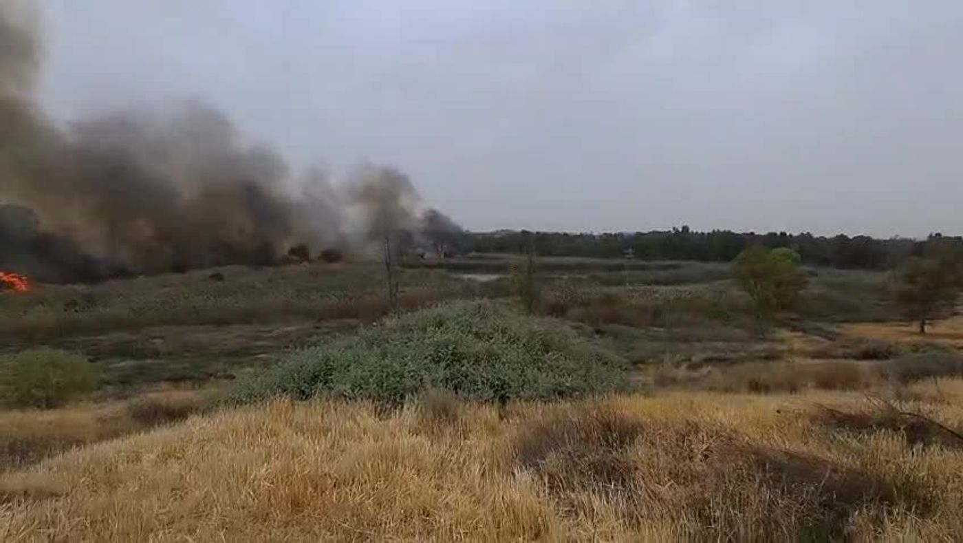 עקב שריפה בכביש 42: המשטרה החלה בפינוי כפר אביב