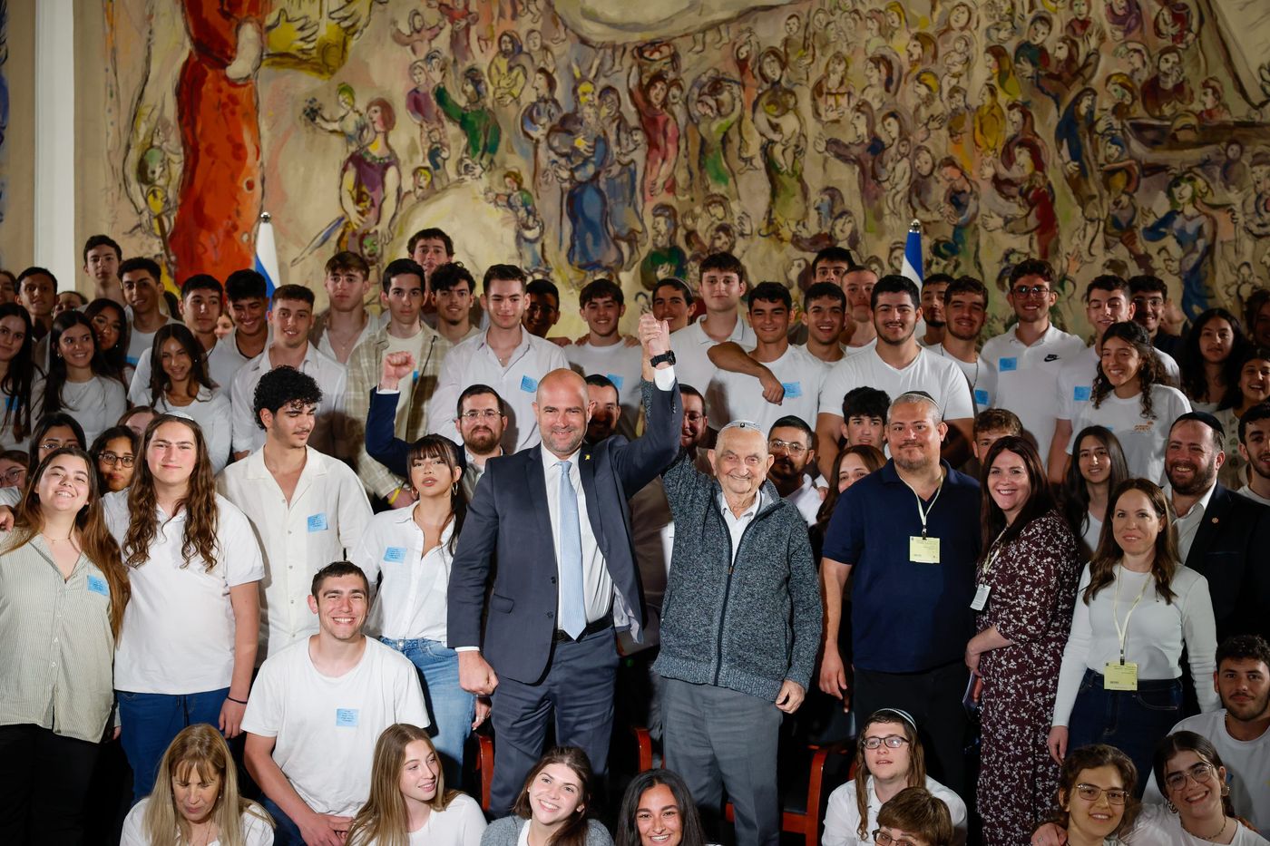 שורד השואה אביגדור נוימן עם יו"ר הכנסת איר אוחנה ובני הנוער