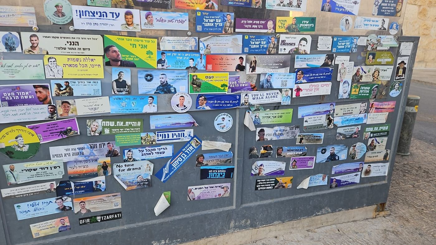 תופעת הסטיקרים בכל מקום (צילום רעיה גול)