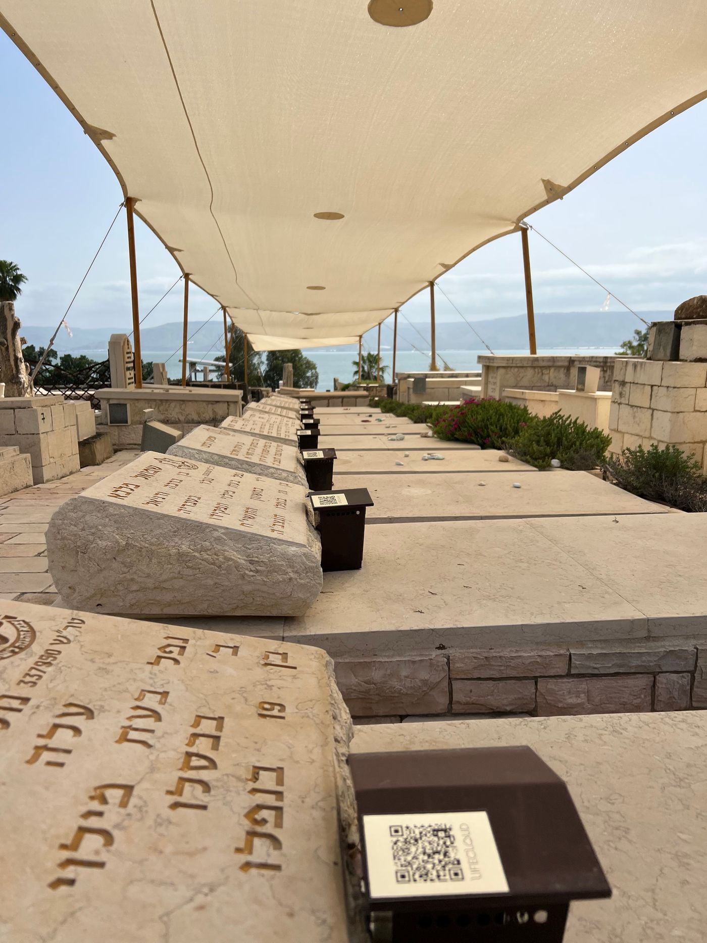 בית העלמין בטבריה, ברקוד לכל קבר (צילום Lifecloud)