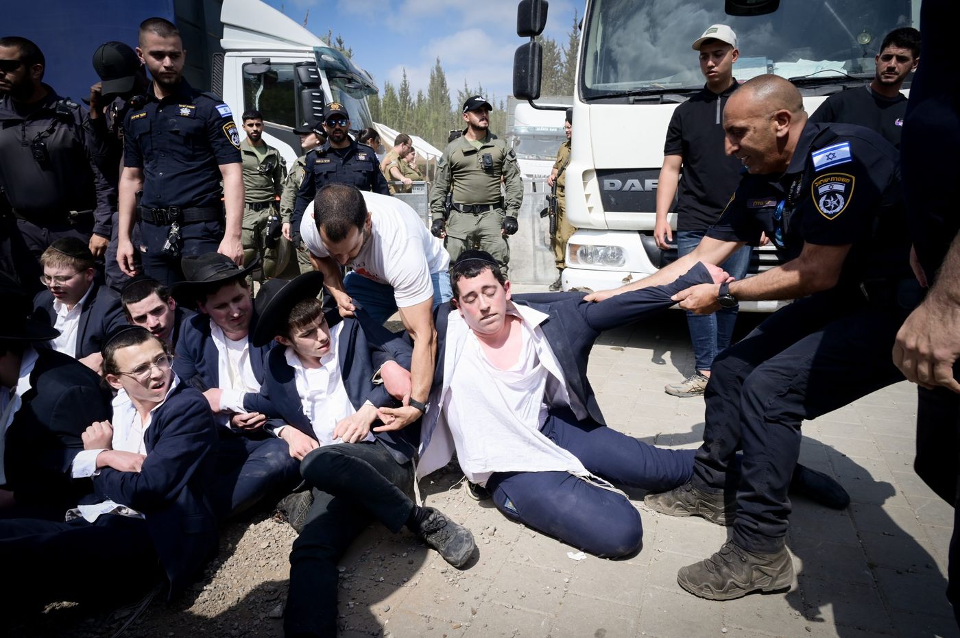 הפגנת החרדים מחוץ לבקו"ם (אבשלום ששוני/פלאש90)