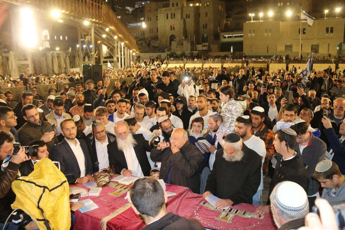 רחבת הכותל מליאה מתפללים בעת תקיעת השופר בתפילה בשנה שעברה