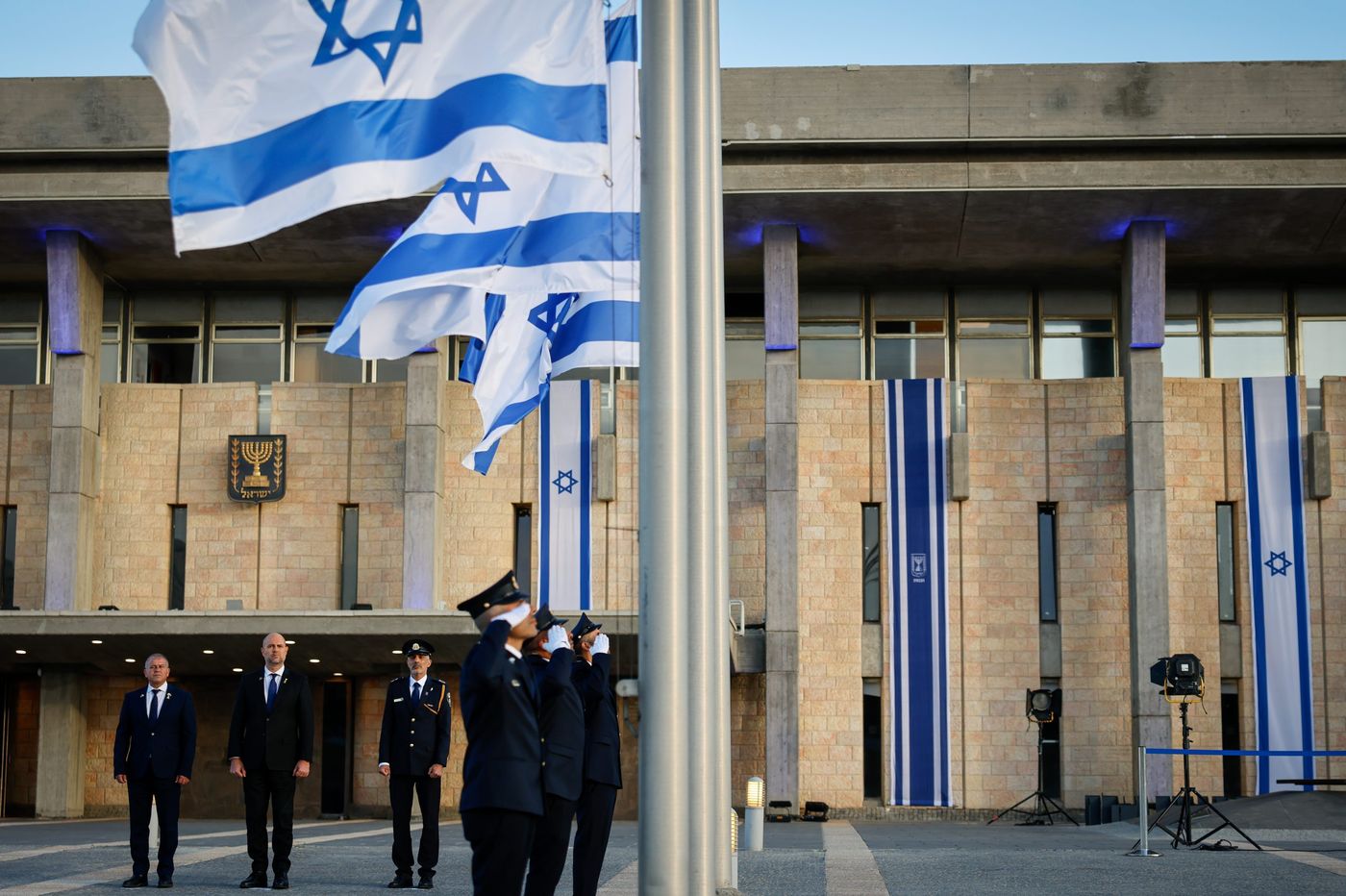 יום הזיכרון: דגל ישראל הורד לחצי התורן בכנסת | צפו