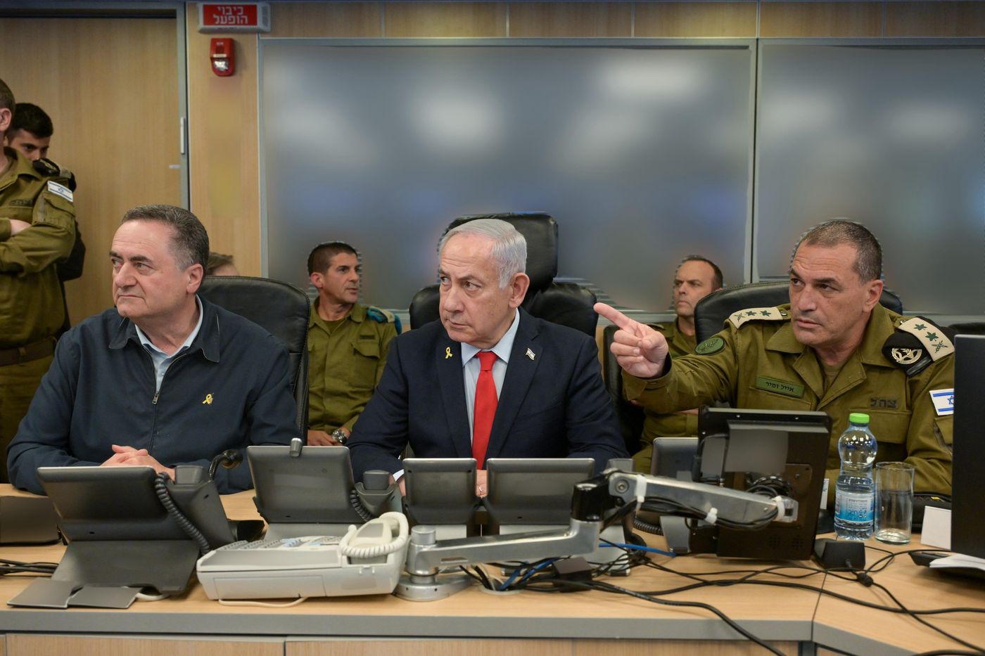 צפו: ראש הממשלה ושר הביטחון בקריה במהלך התקיפה בתימן