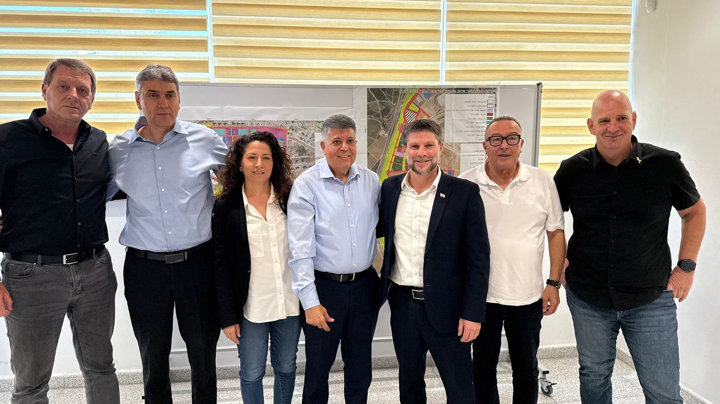 בפעם השנייה: סמוטריץ' הגיע לסיור בקיבוץ נחל עוז