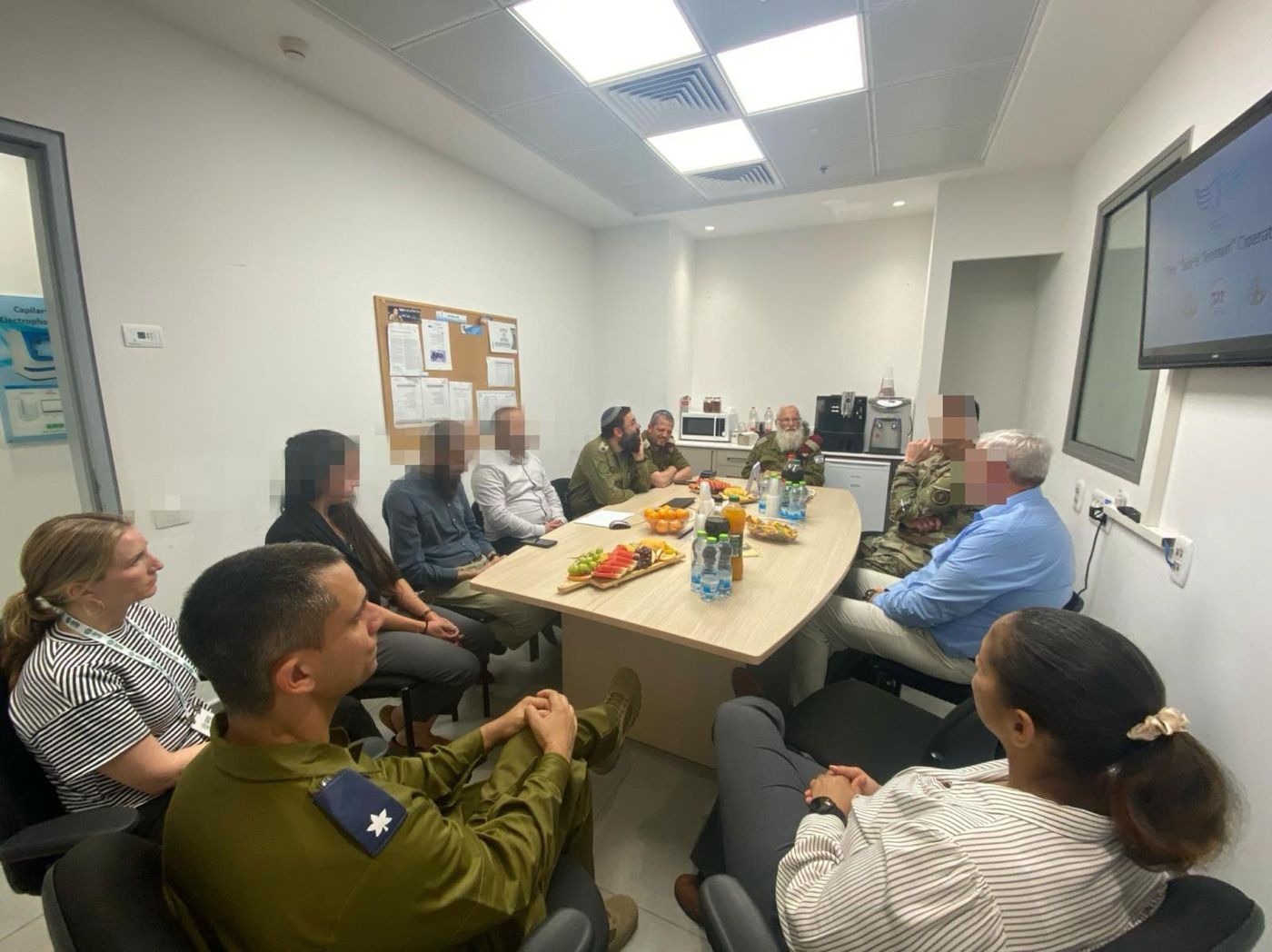 "להוט להמשיך איתכם": צבא ארה"ב בביקור במעבדת הרבנות הצבאית