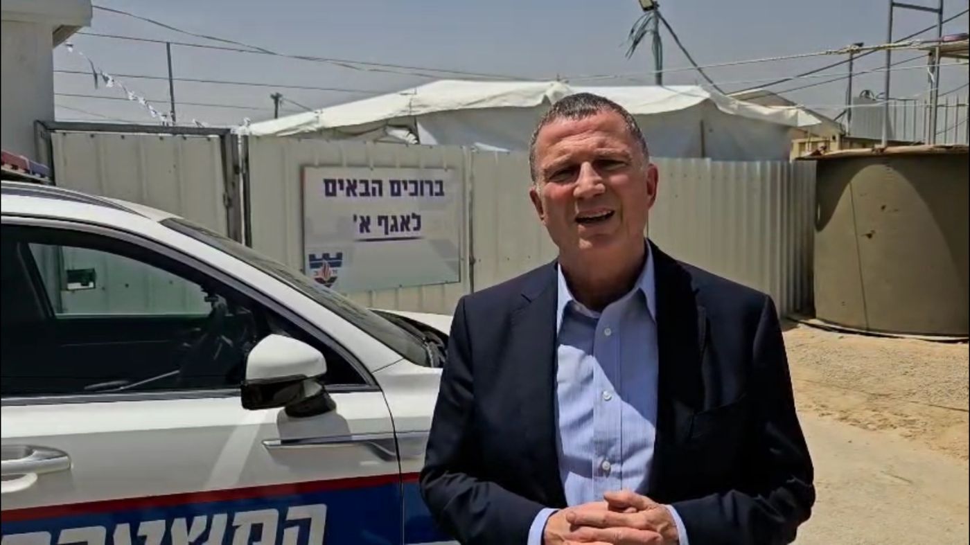 יולי אדלשטיין בסיום הסיור בשדה תימן