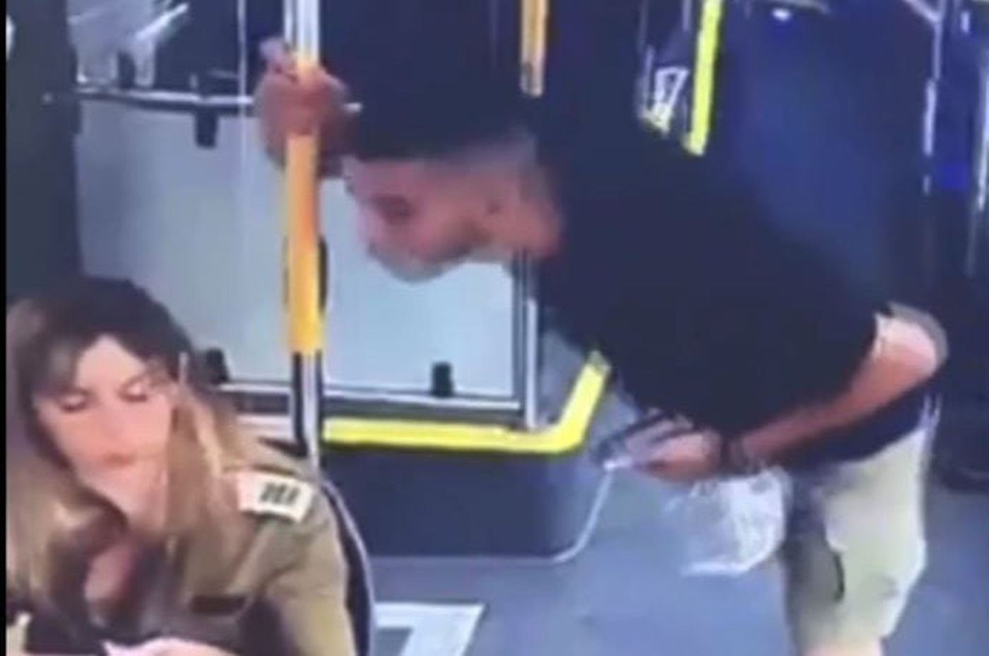 פרשת היריקה על הקצינה: החשוד במעשה נחקר באזהרה