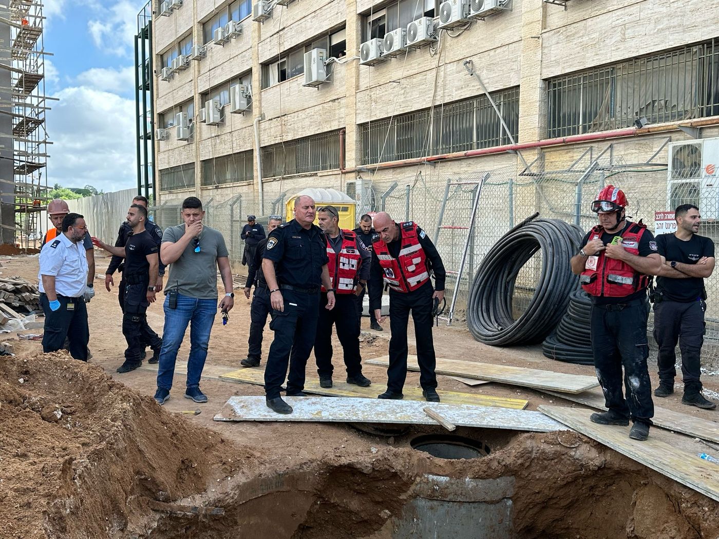 צינור נפל על הפועלים: הרוג ופצוע בתאונת עבודה בבני ברק