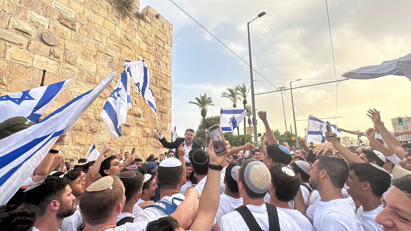 סמוטריץ׳ בריקוד הדגלים