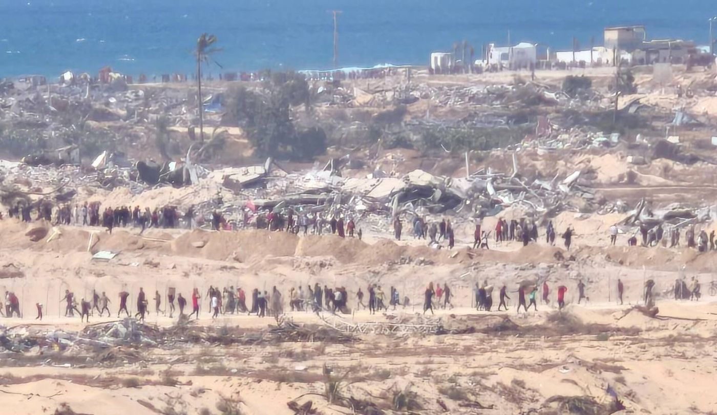 אלפי הפלסטינים שעומדים בתור לקבלת המארז