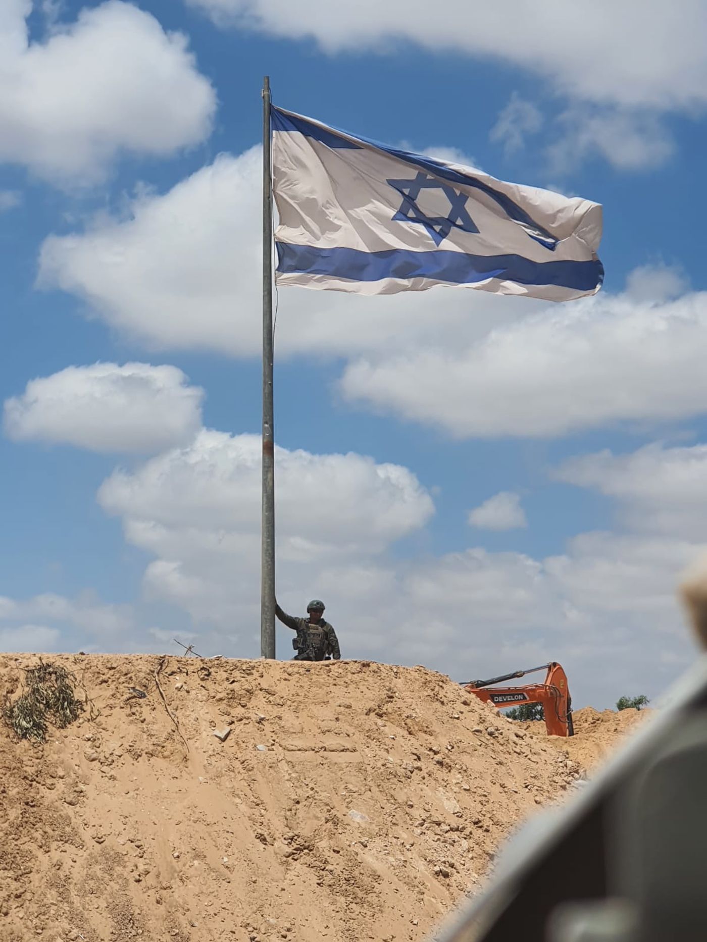 צפו: דגלי ענק מונפים במוצבים החדשים בציר נצרים