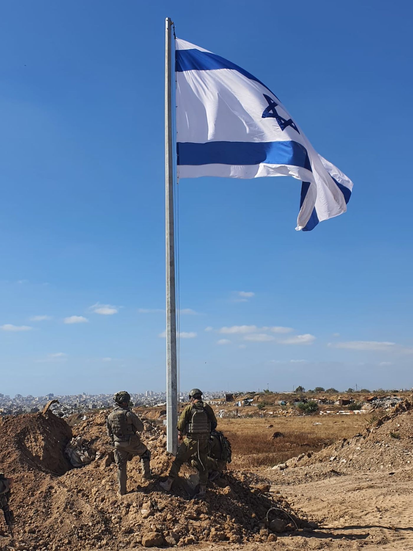 צפו: דגלי ענק מונפים במוצבים החדשים בציר נצרים