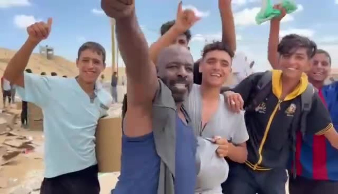 צפו: עזתים מודים לטראמפ ונתניהו על חבילות הסיוע
