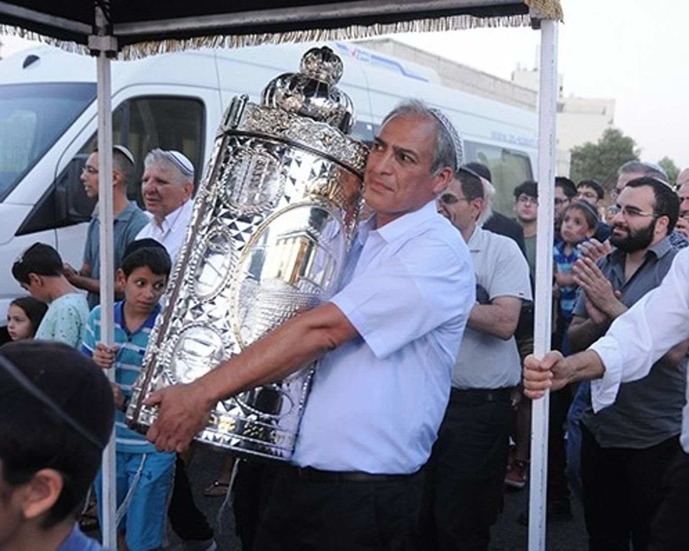 הזוכים משנים עברו בריקוד של שמחה
