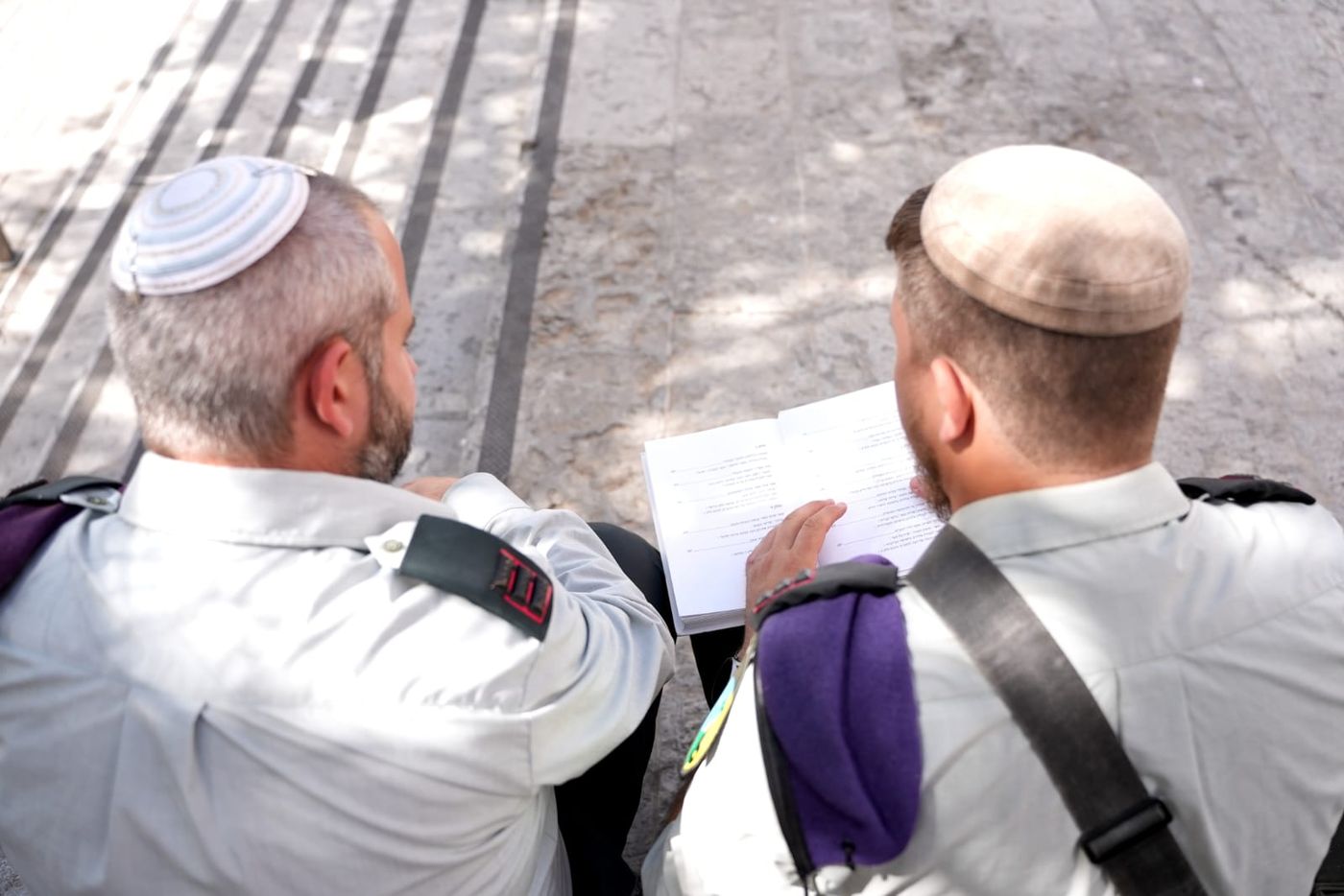 משתתפי תכנית "אנשי חיל" נהנים ממימון מלא של לימודיהם, זוכים למלגה חודשית גבוהה, והבטחה לשירות קבע כקצינים בעלי השכלה תורנית מתקדמת