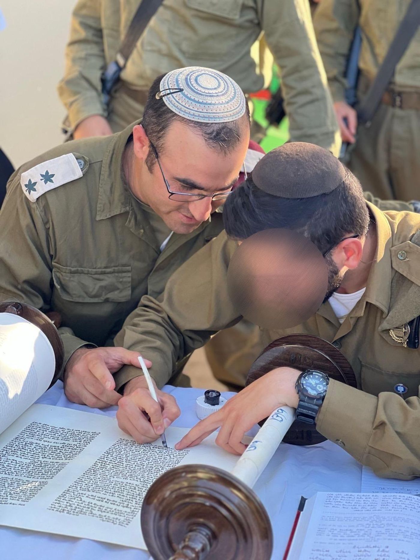 כותבים ספר תורה בשטח (דובר צה"ל)