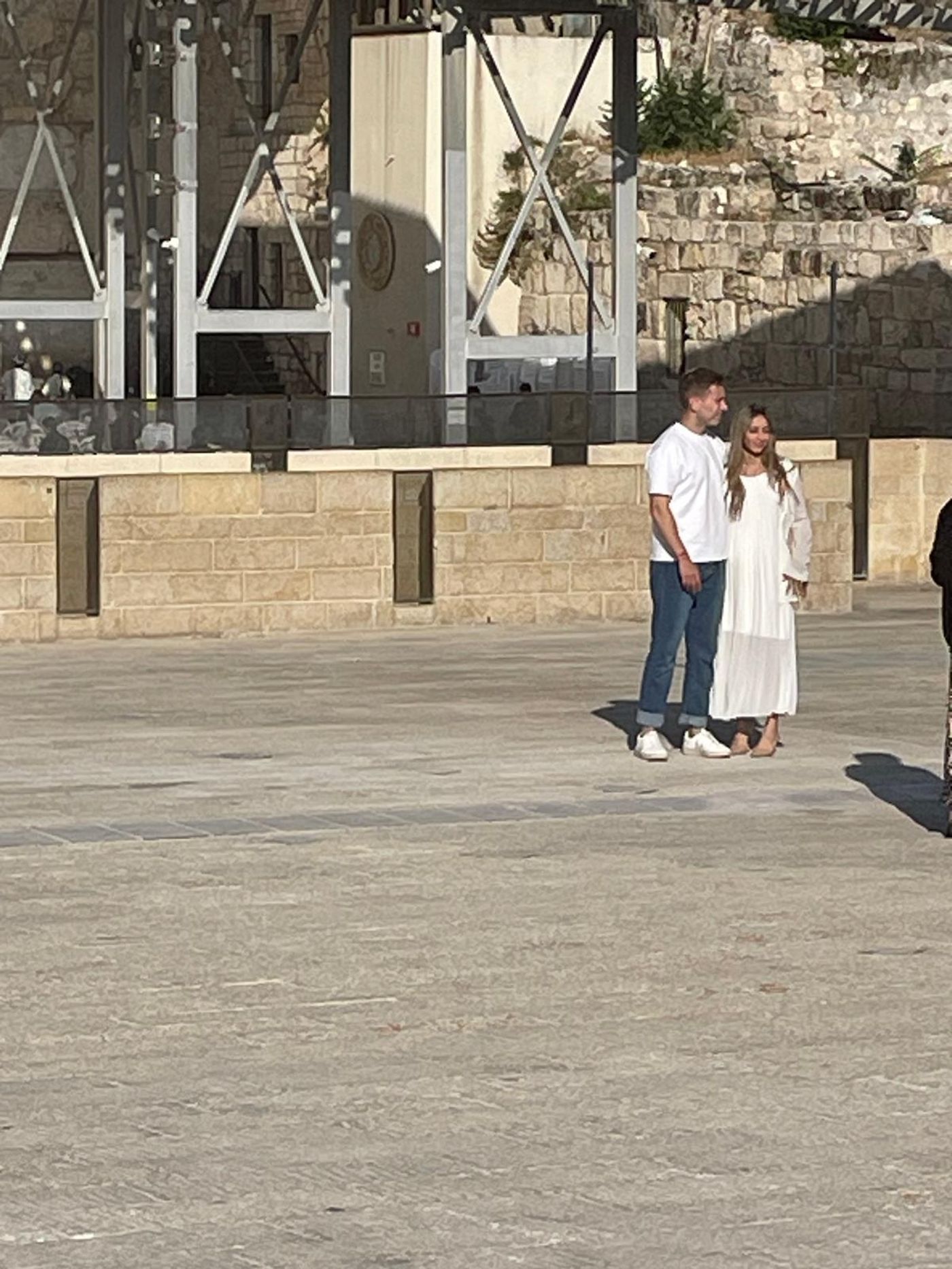 שבוע לפני החתונה: אבנר נתניהו בצילומים בכותל המערבי