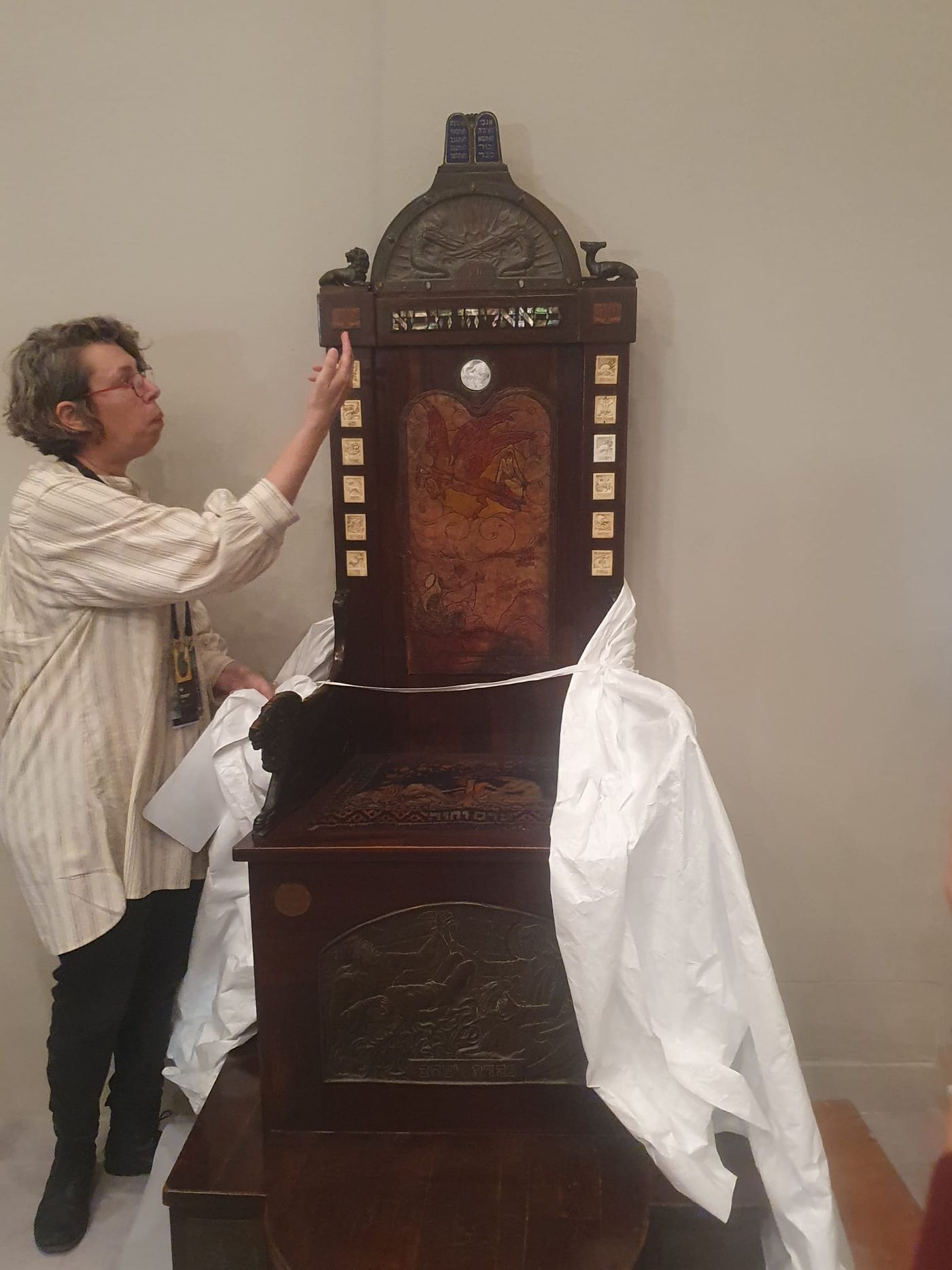 אתגר למשמרים: עץ, עור, קרן, בד וצדף. כסא של אליהו 1910 (סרוגים)