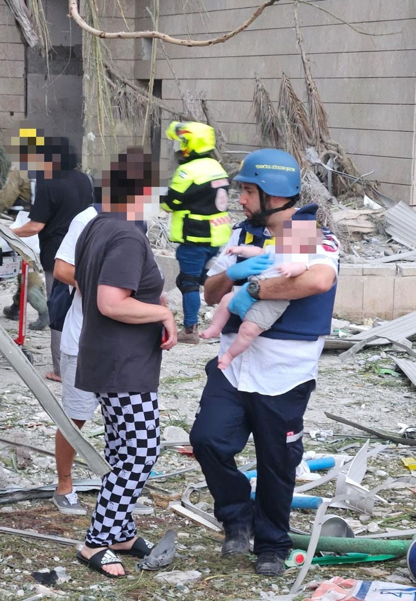 תינוק בן 4 ימים חולץ מתוך הבניין שנפגע מהטיל