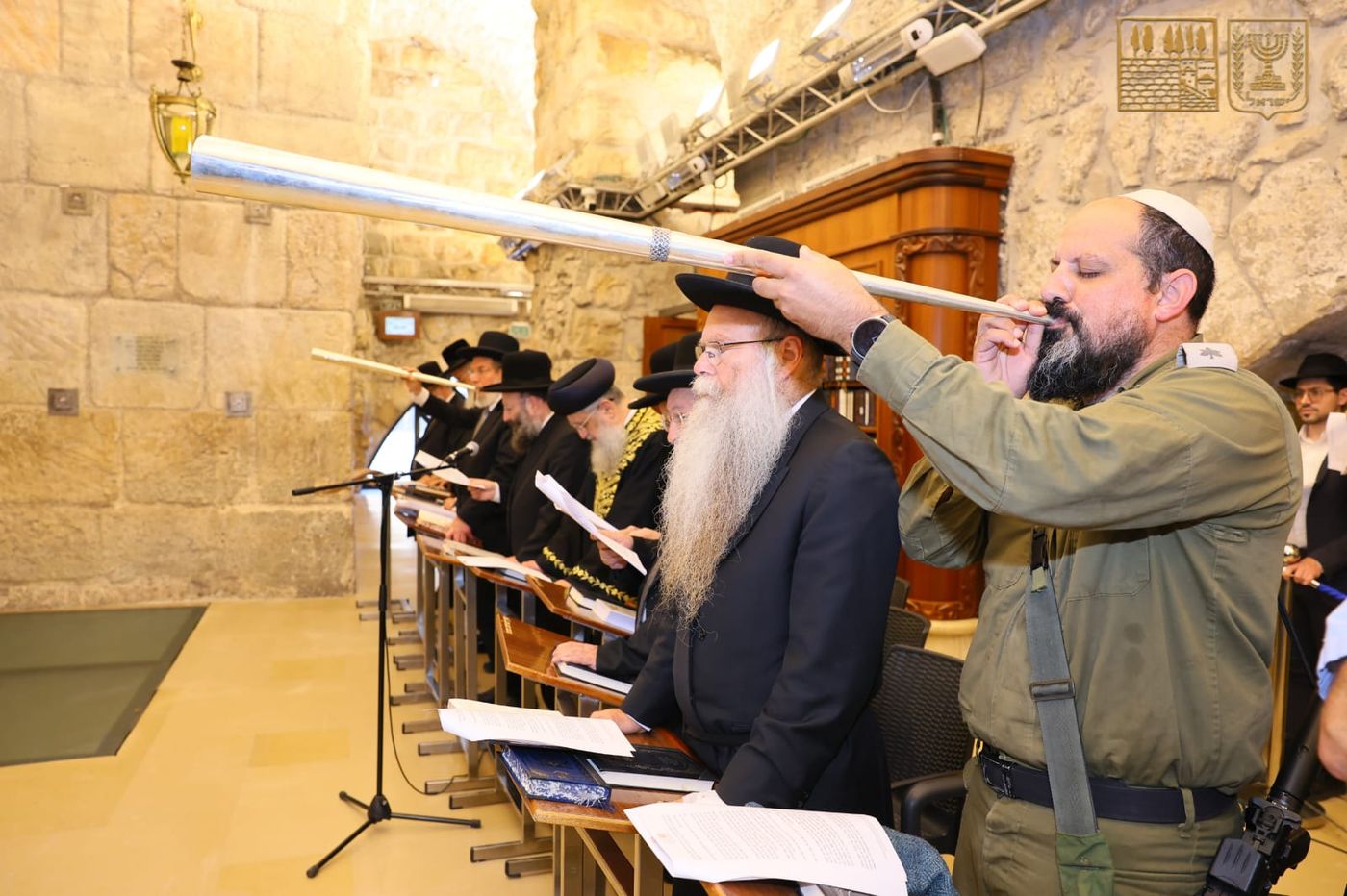 צפו: הרבנים התפללו בכותל להצלחת המבצע באיראן
