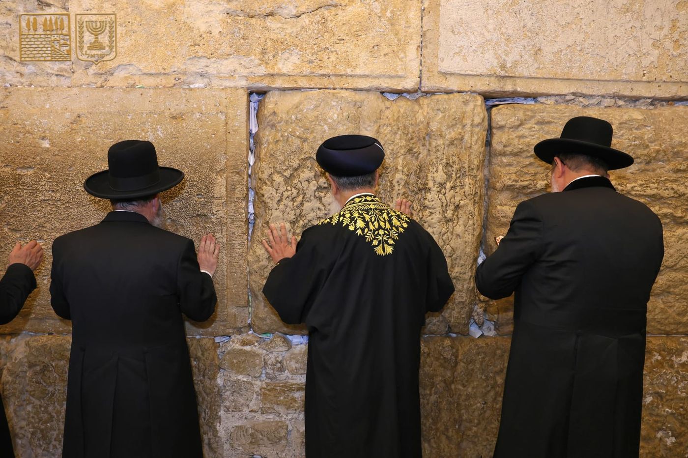 צפו: הרבנים התפללו בכותל להצלחת המבצע באיראן