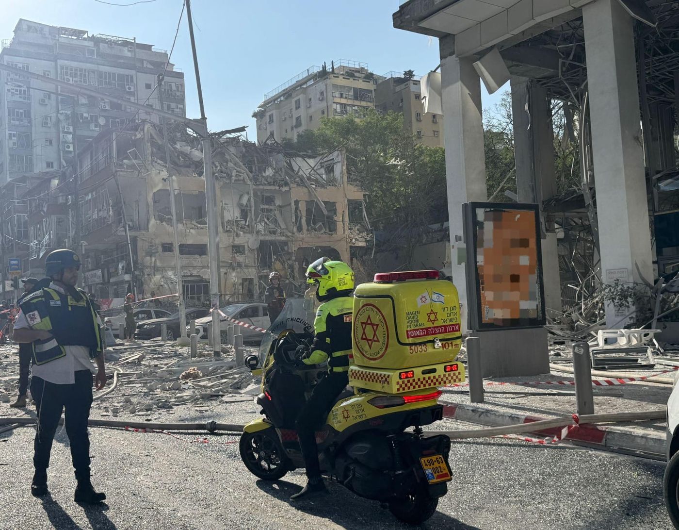 חולון: גבר ואישה כבני 80 נפצעו באורח קשה
