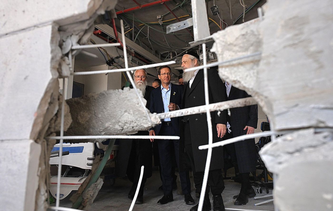הרצוג בזירת הנפילה בבני ברק: "עם אמונה גדולה אנחנו נתגבר"