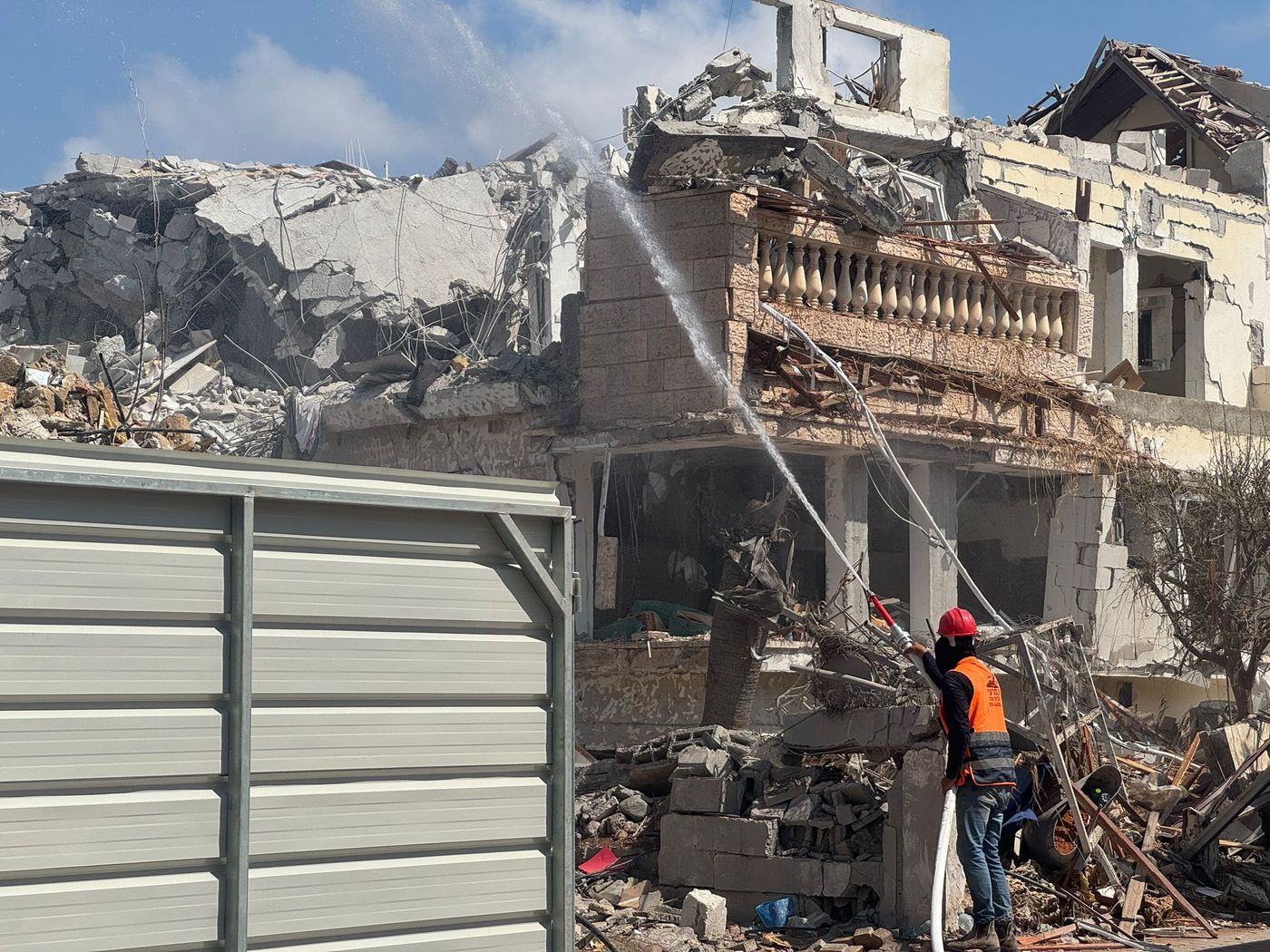 אחרי שבוע: נהרסו הבתים שנפגעו מטיל איראני בראשל"צ