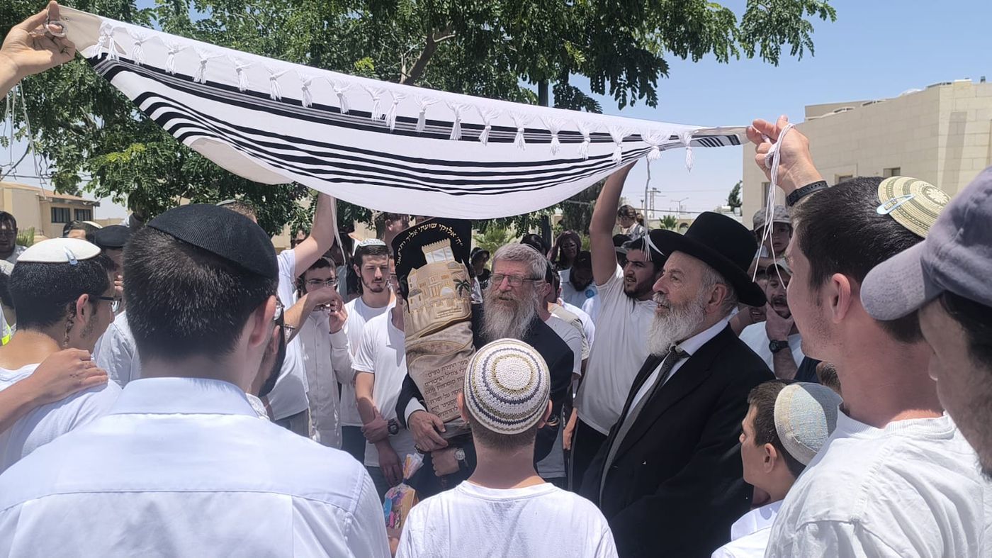 מרגש: ספר תורה הוכנס לביתו של הרב קוסטינר: "כח התורה מנצח"