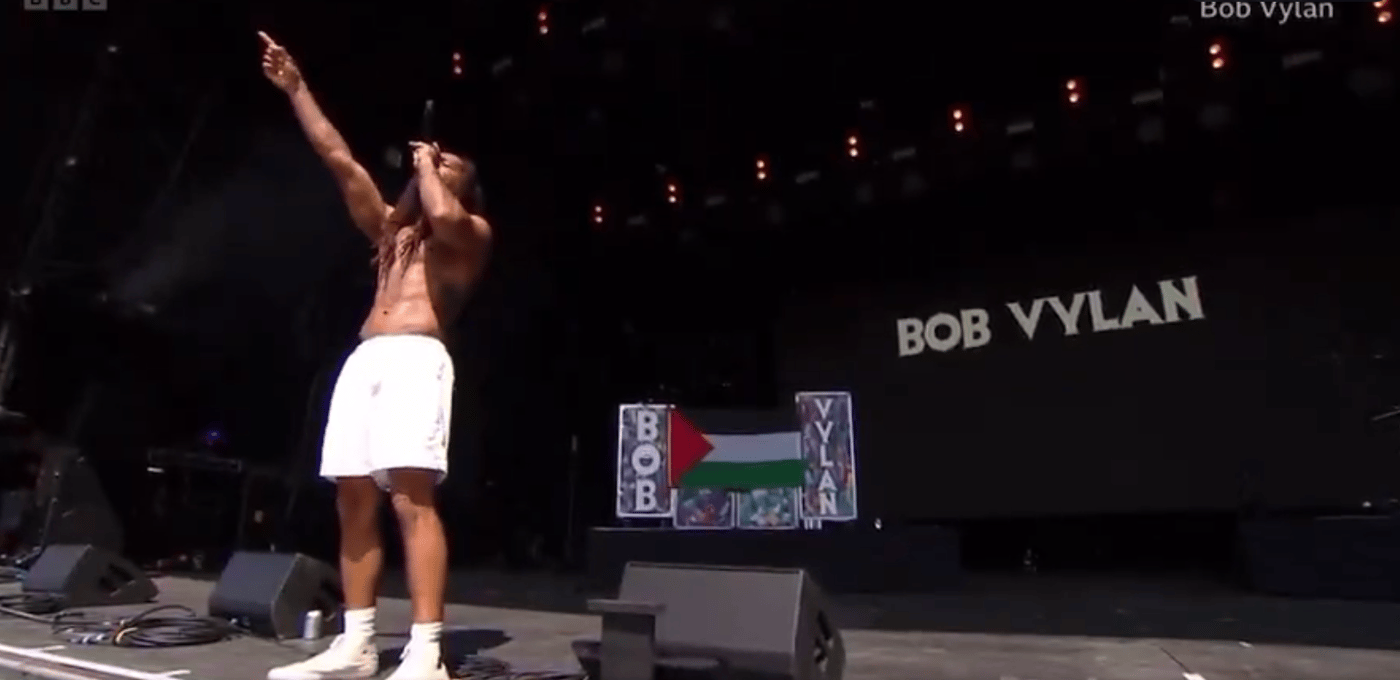 הלהקה הבריטית שקראה "מוות לצה"ל" חוגגת: "צ'ארלי קירק מת!"