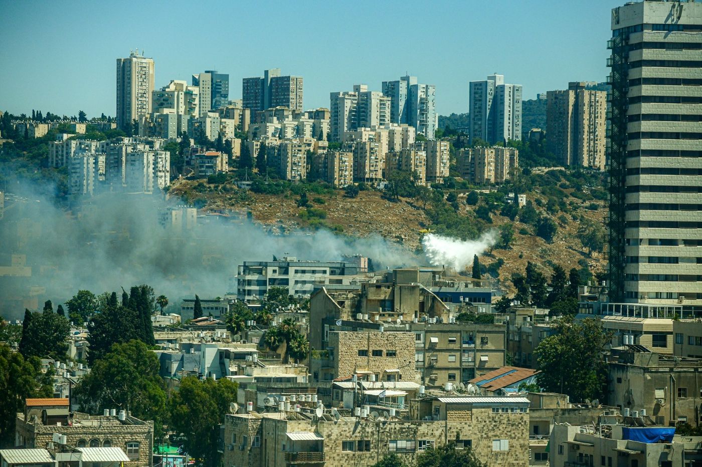 שריפה בחיפה: רחובות שלמים מפונים, האש נתפסה בבתים