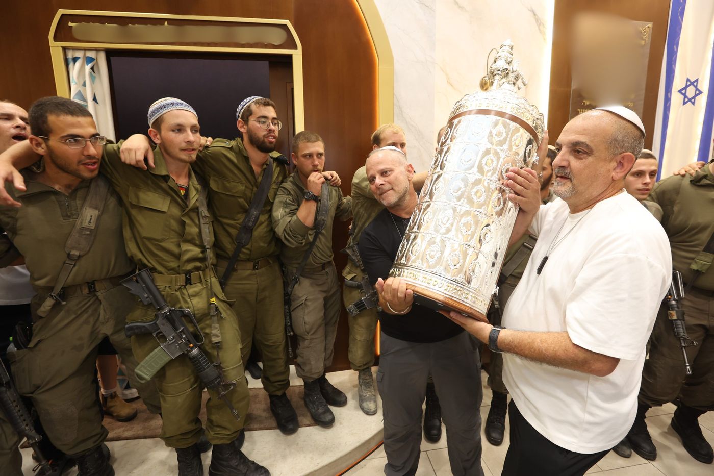 ספר התורה של יד לאחים הוכנס לבית כנסת בהר חומה