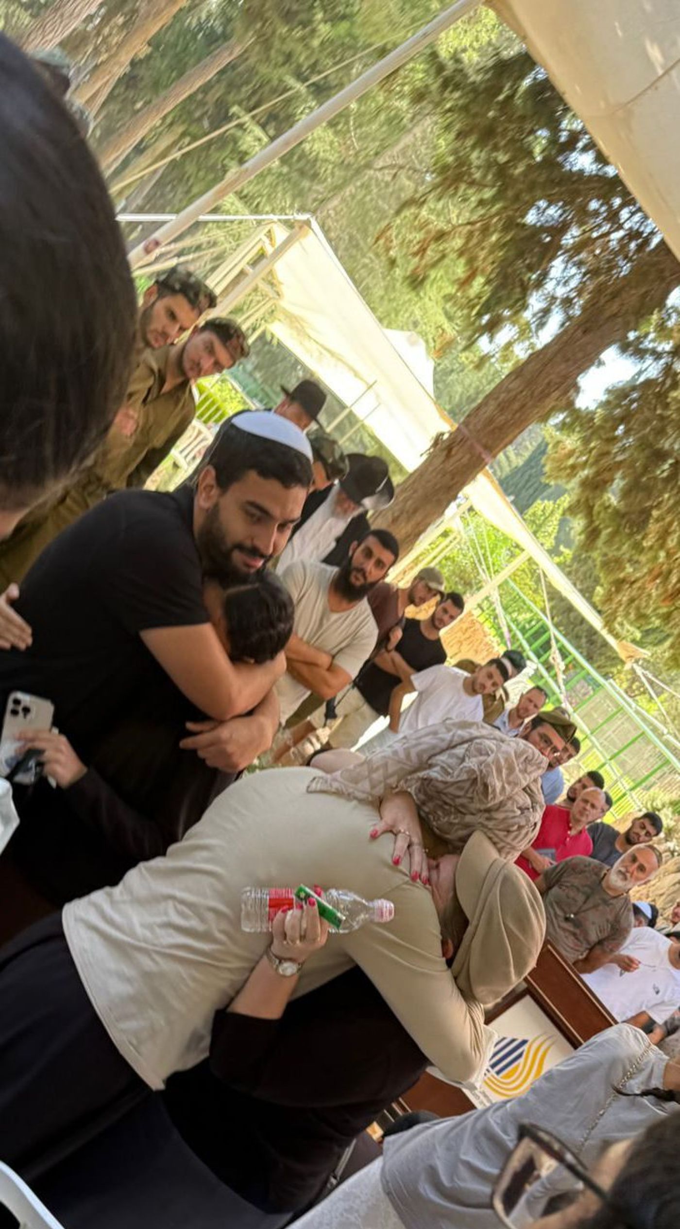 שתי האמהות של הלוחמים החרדים נפגשו על קברי בניהן
